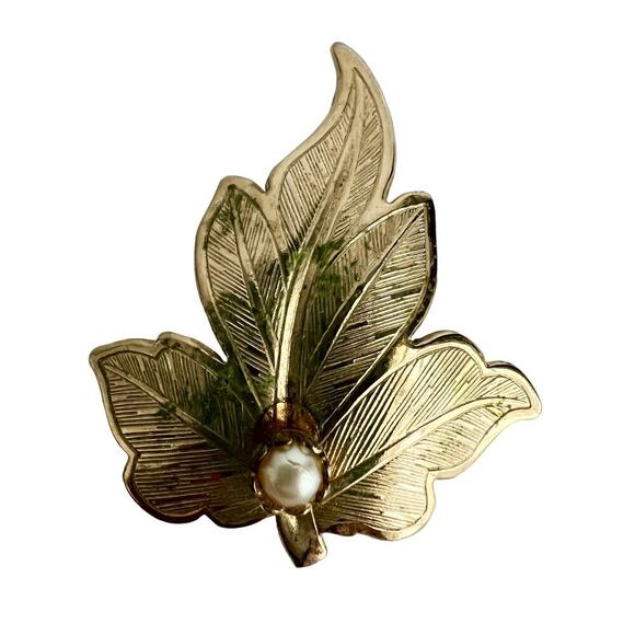 unknown Jewelry - Vintage Gold Tone Leaf Brooch with Small Pearl Accent